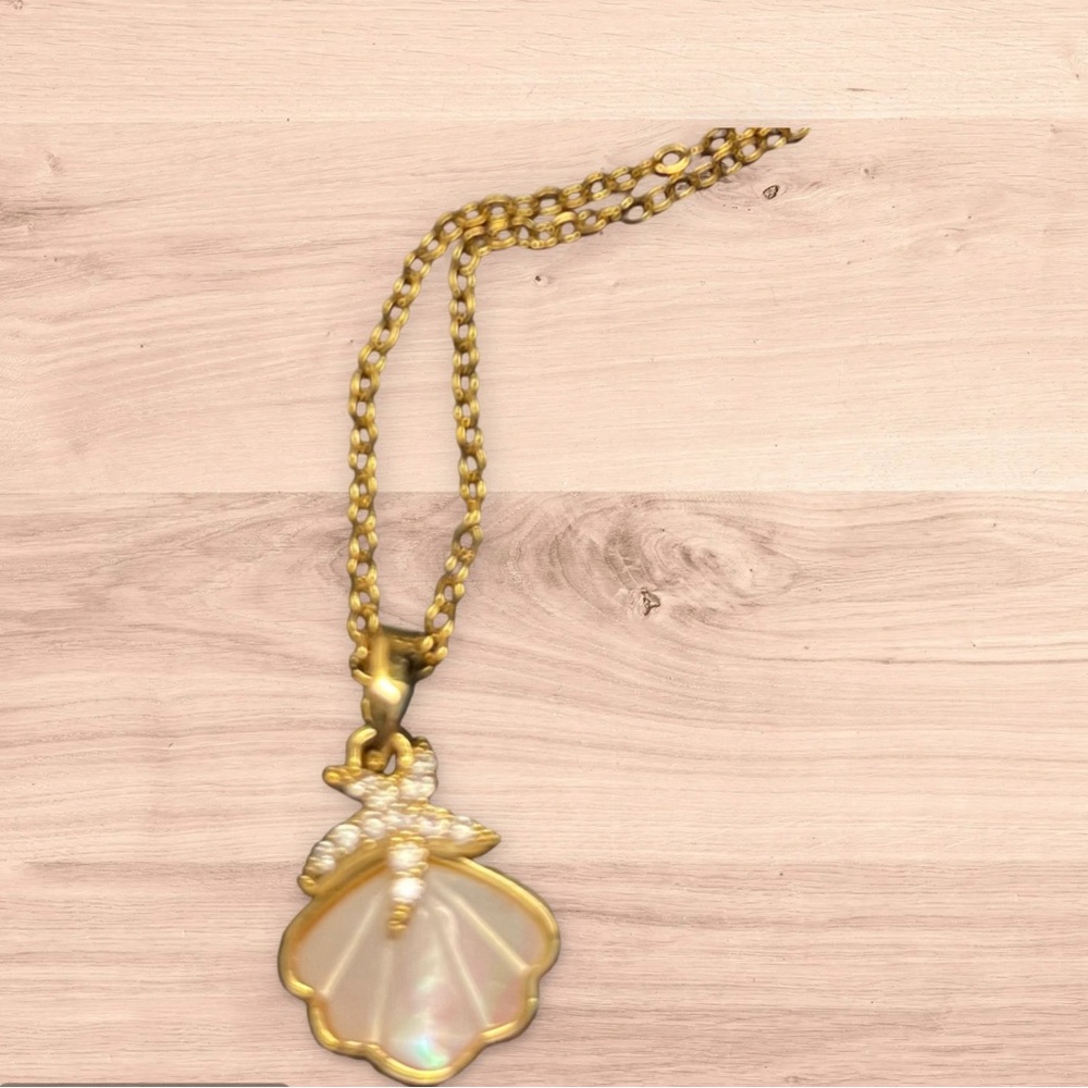 Elegant Gold Shell Pendant Necklace